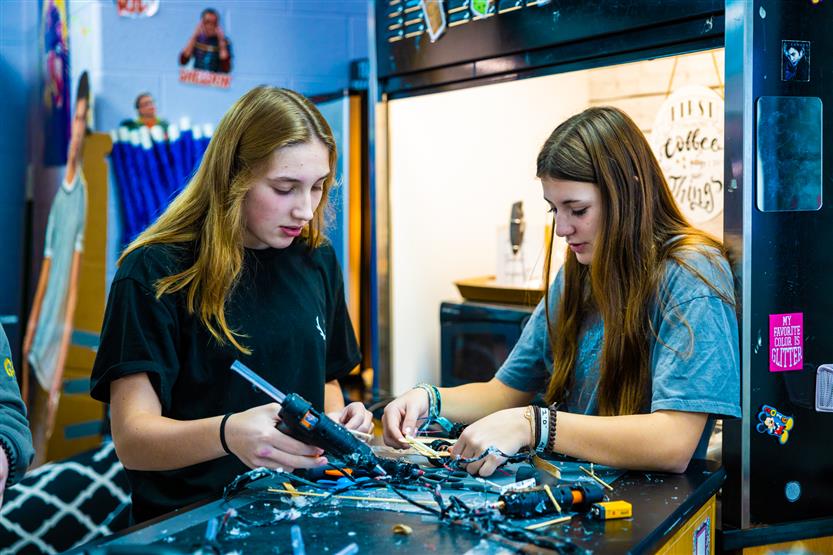 Heritage Middle students in a STEM class